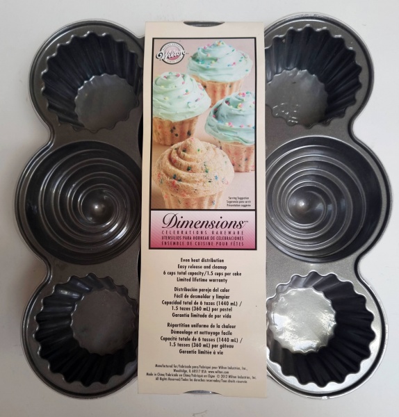 Wilton 8 cell 3D Cupcake Cake Pan - makes FOUR 3D Large Cupcakes!